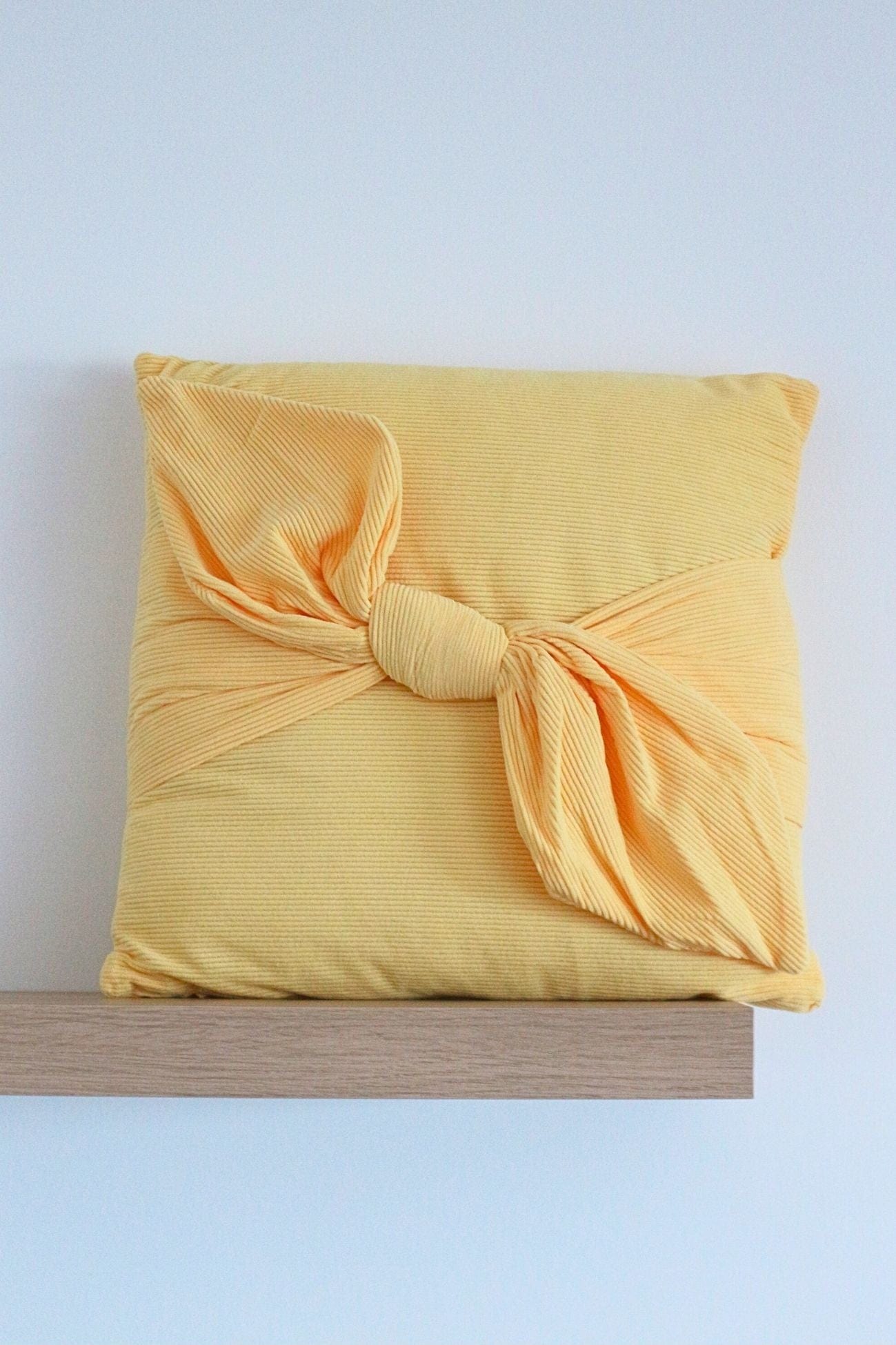 Item International Wave Wave - Cuscino arredo giallo imbottito con fiocco | Item International