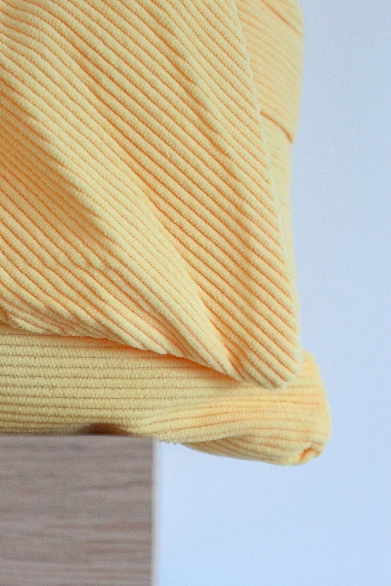 Item International Wave Wave - Cuscino arredo giallo imbottito con fiocco | Item International