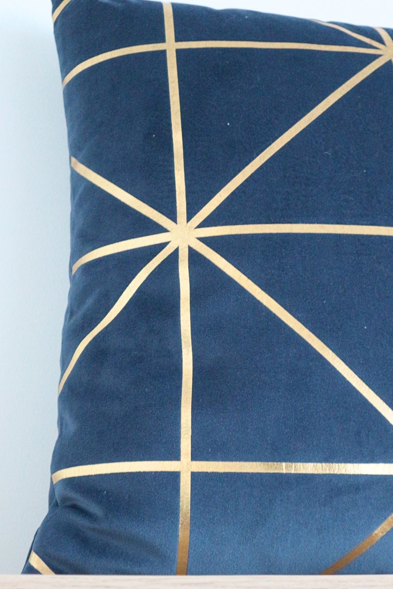 Item International Wendy Wendy - Cuscino arredo con imbottitura e linee dorate | Item International