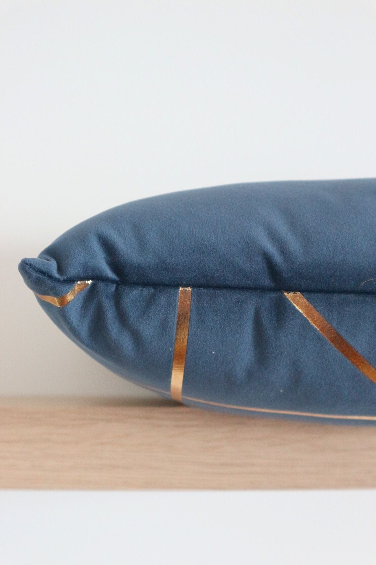 Item International Wendy Wendy - Cuscino arredo con imbottitura e linee dorate | Item International