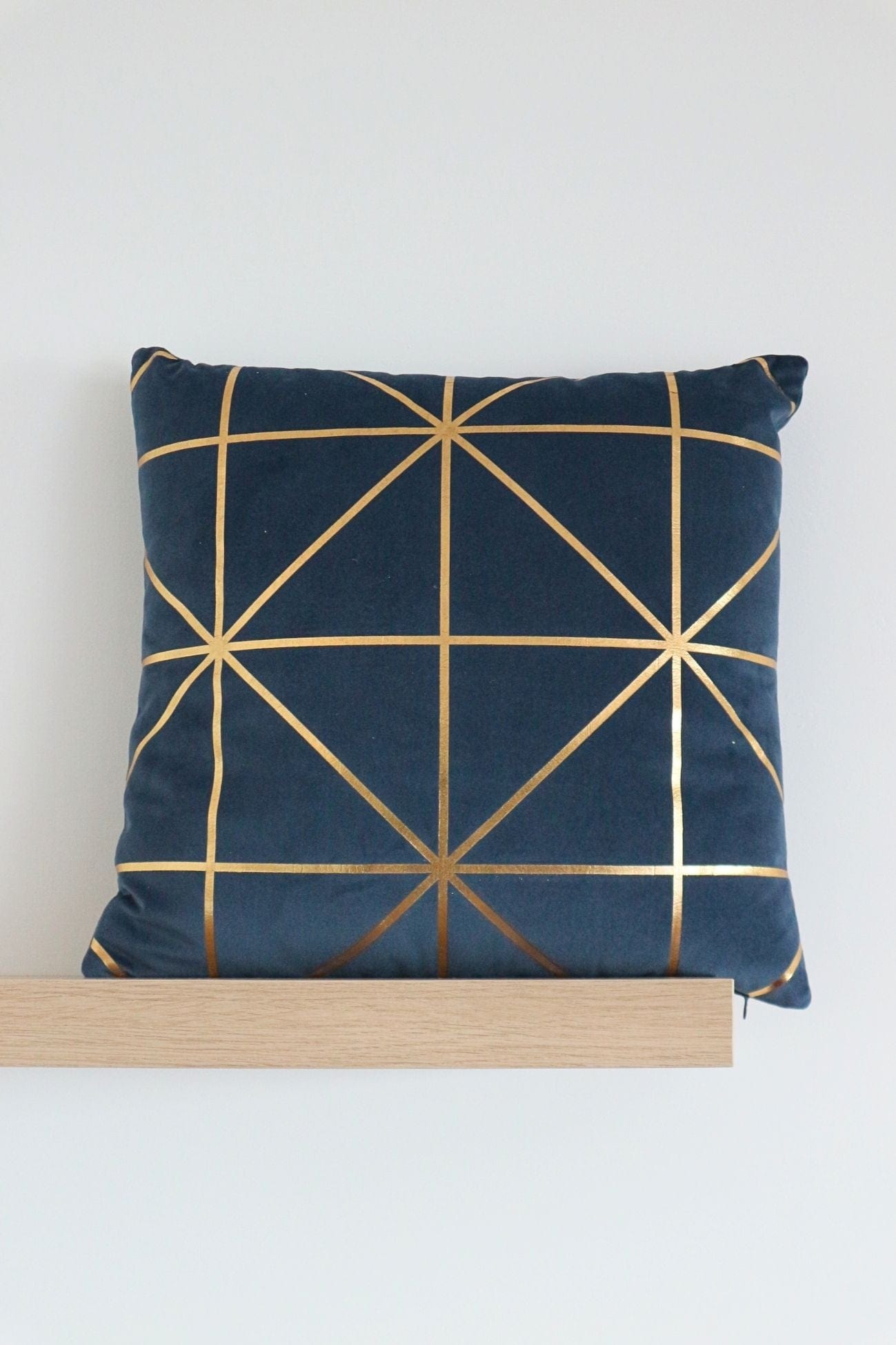 Item International Wendy Wendy - Cuscino arredo con imbottitura e linee dorate | Item International