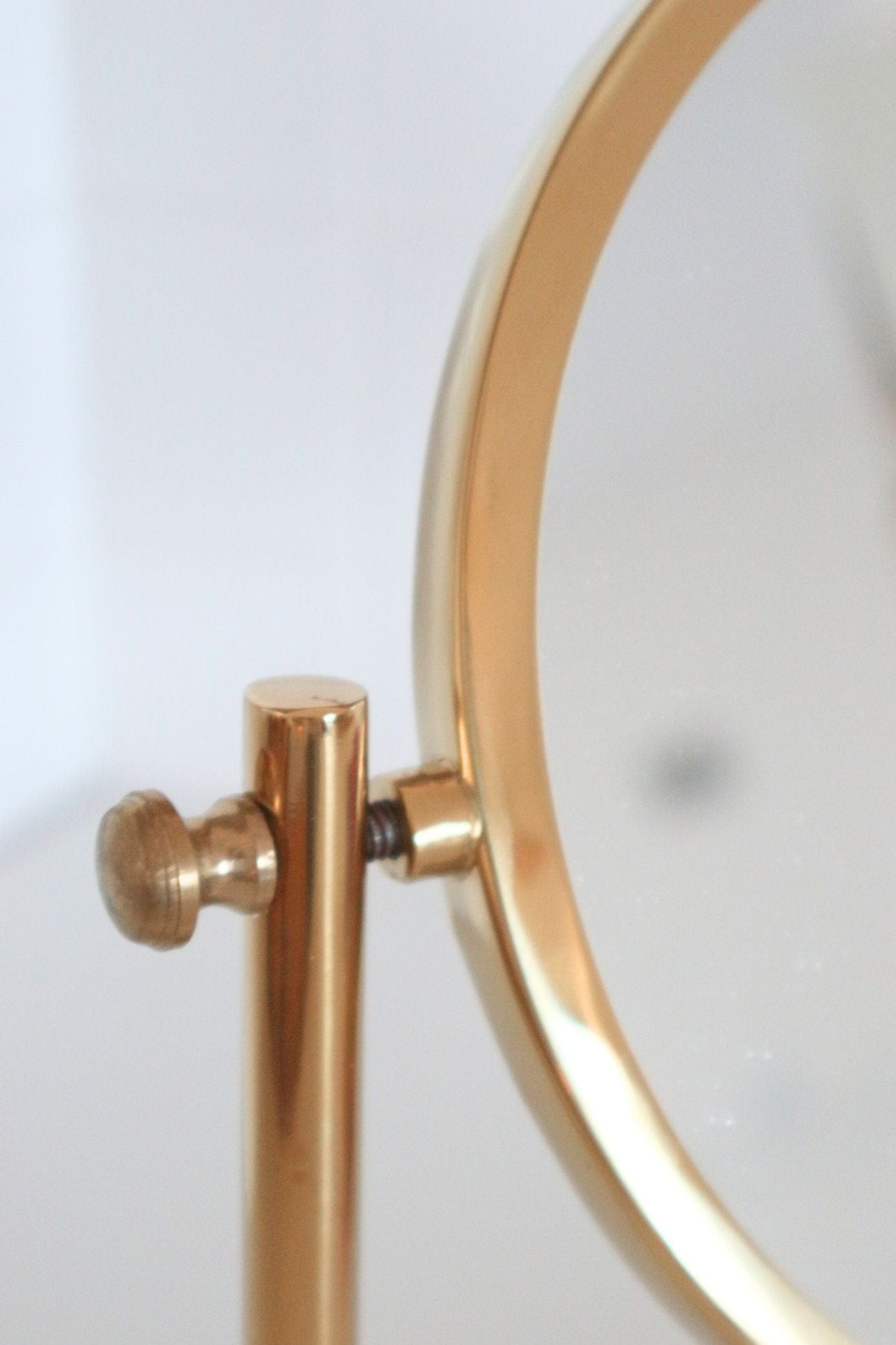 Item International Yennefer Yennefer - Specchio tondo con supporto in metallo dorato e base in marmo | Item International