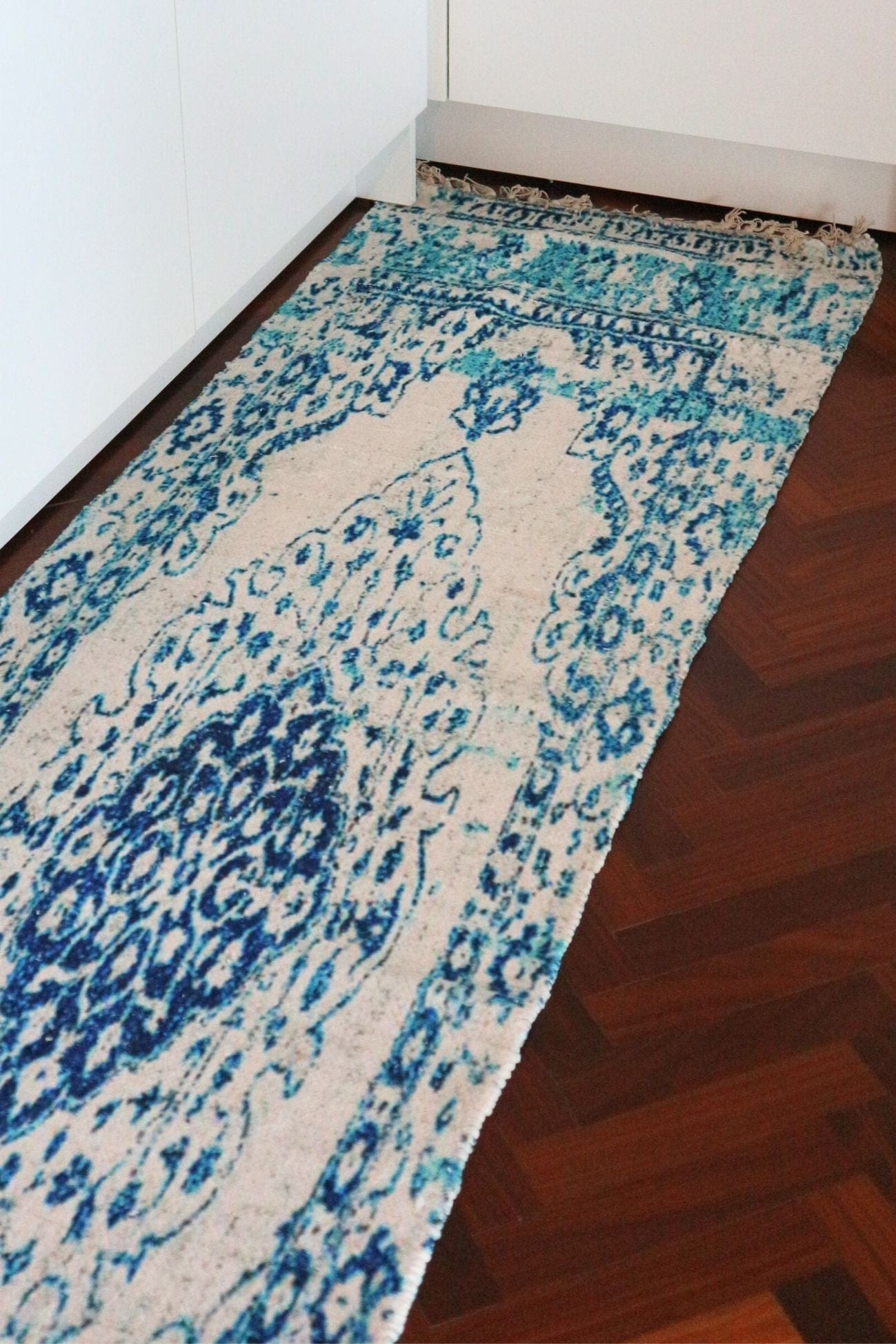 Item International Zariel Zariel - Passatoia in ciniglia di cotone azzurro con motivi etnici 60x240 | Item International