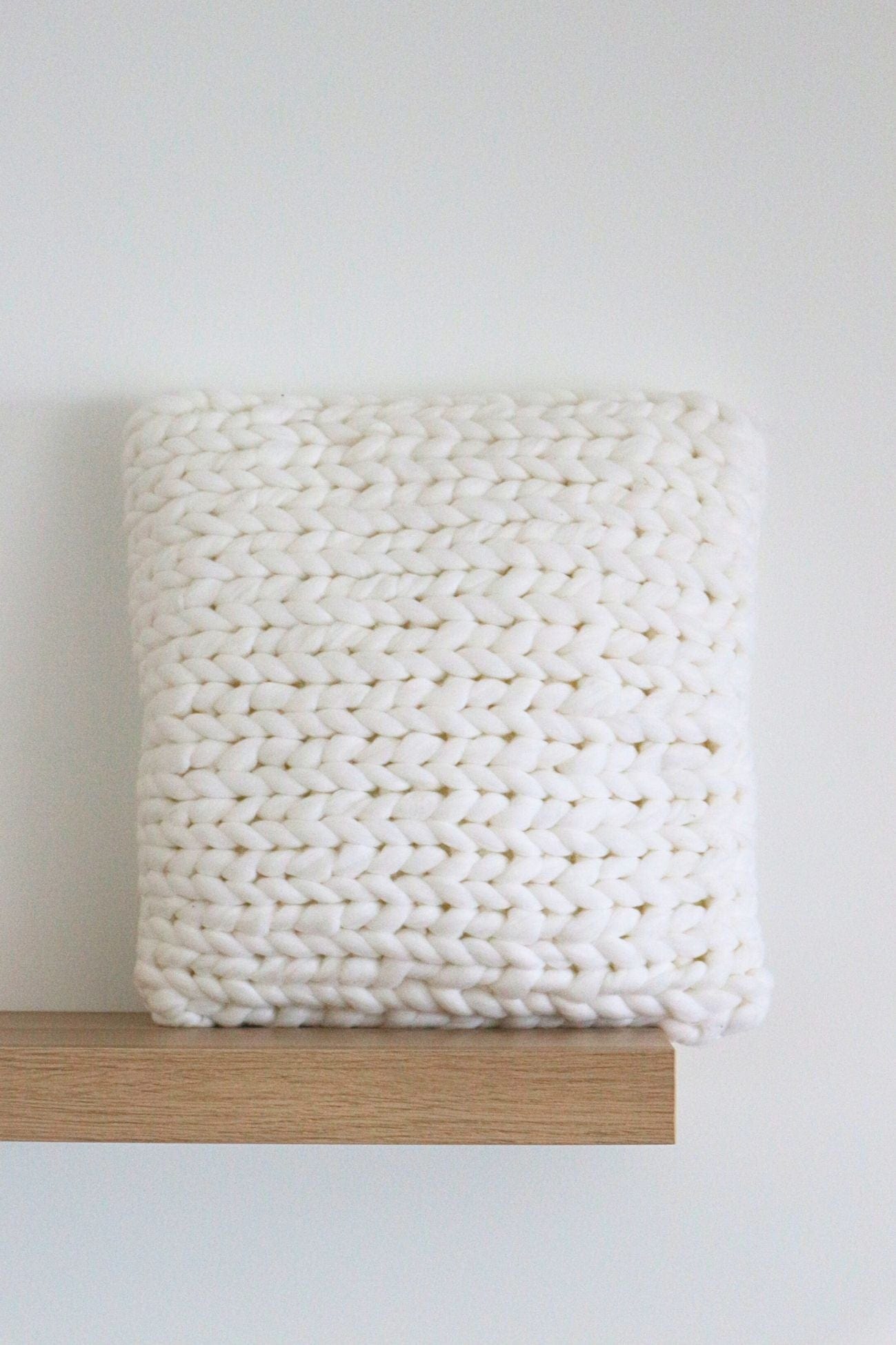 Jolipa Britta Britta - Cuscino arredo crema imbottito con maglie intrecciate | Jolipa