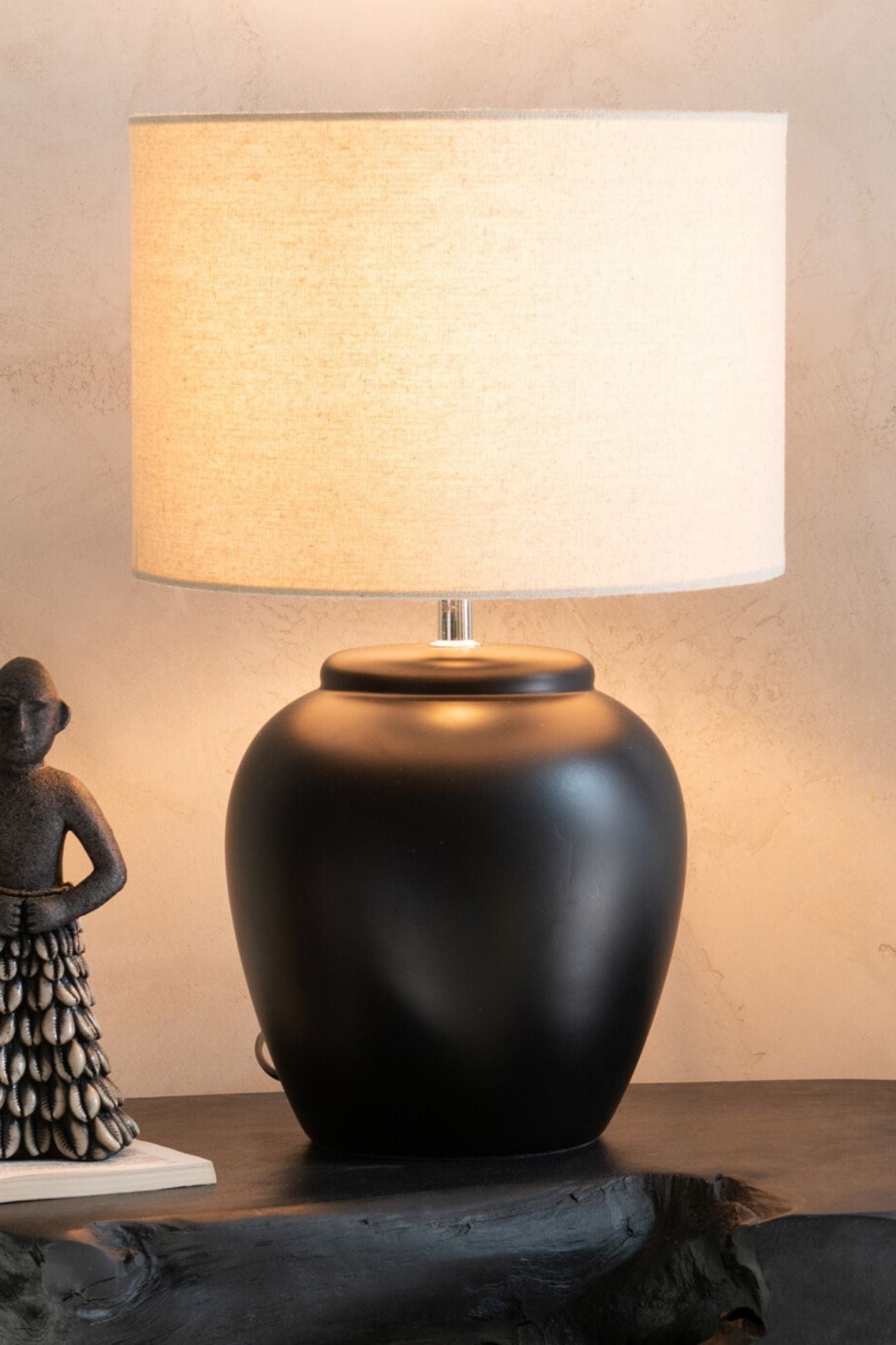 Jolipa Meli Lampada da tavolo in ceramica con paralume in lino beige