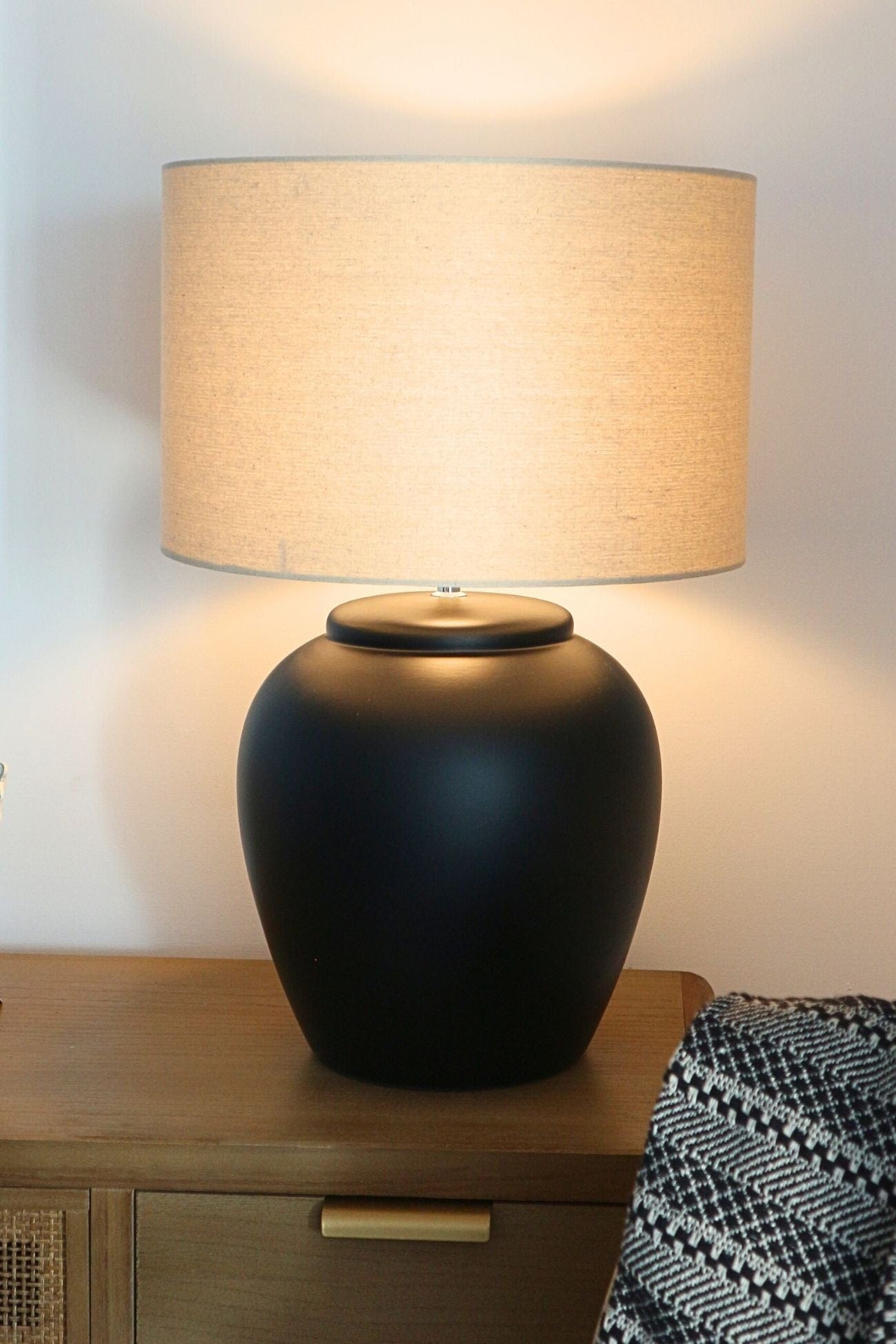 Jolipa Meli Meli - Lampada da tavolo in ceramica con paralume in lino beige | Jolipa