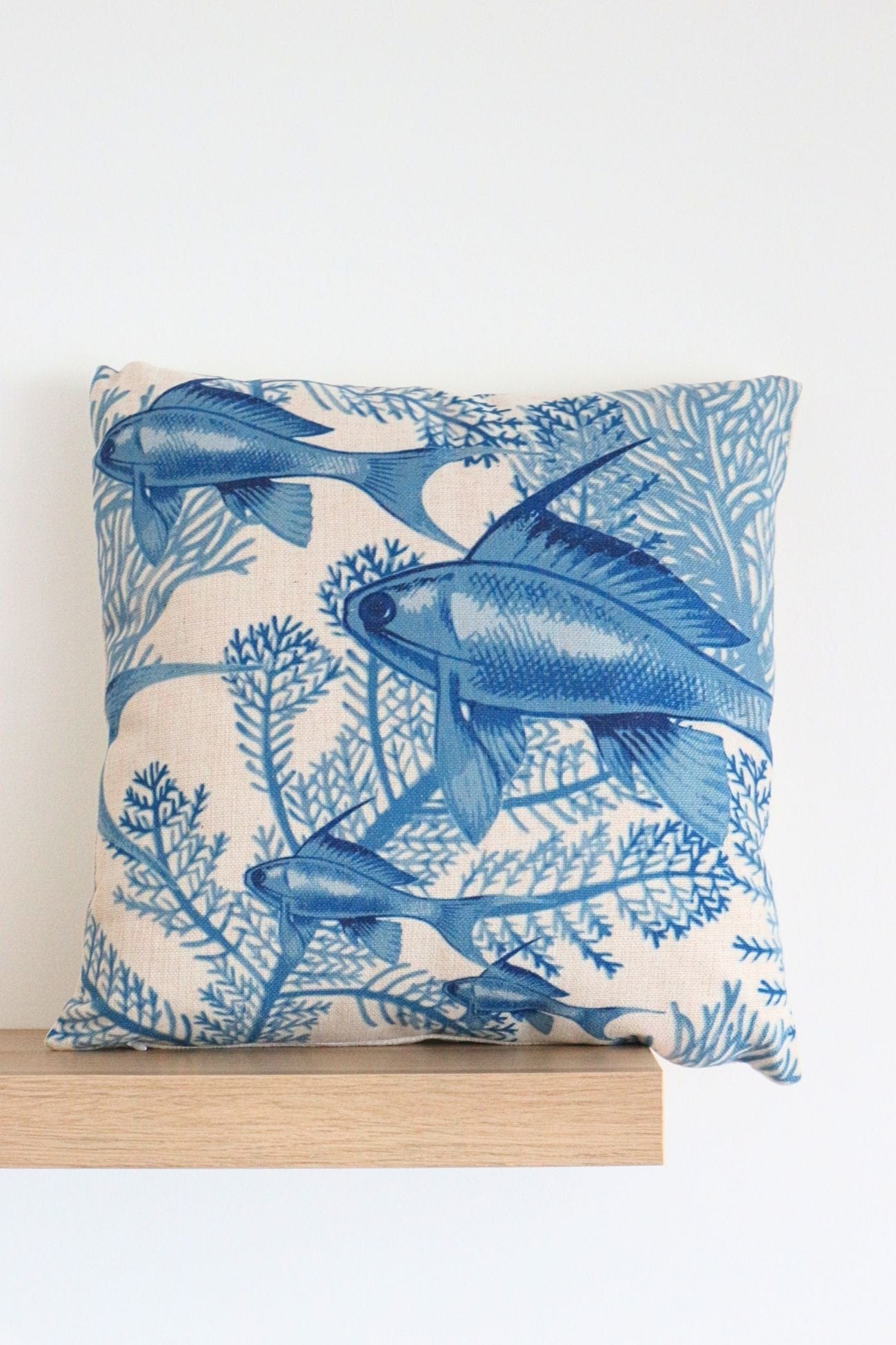 Jolipa Ryu Ryu - Carpa - Cuscino arredo bianco e azzurro con imbottitura | Jolipa