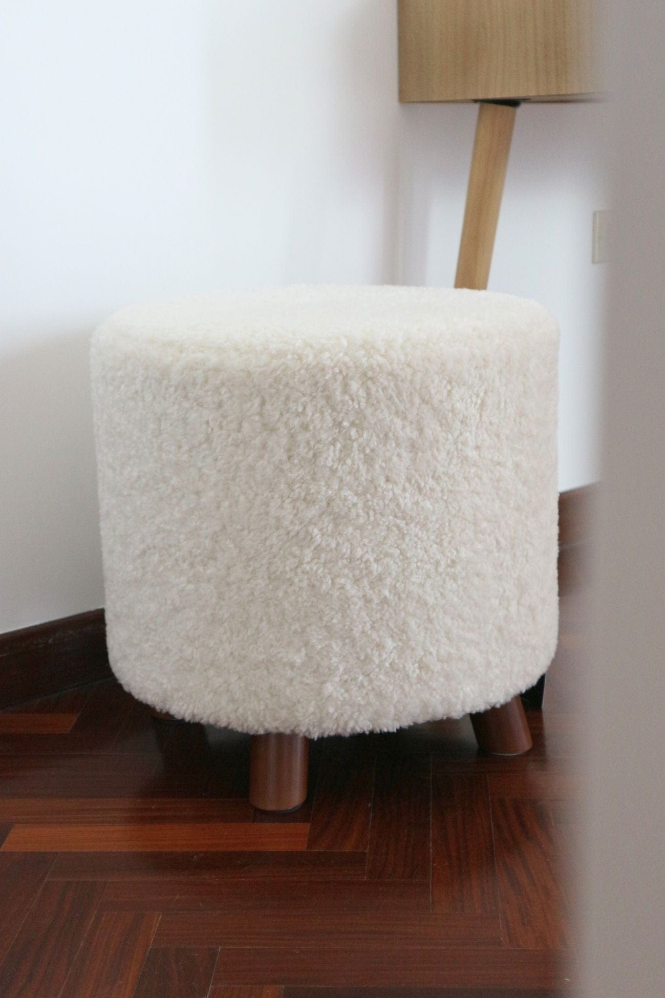 Jolipa Wilson Wilson - Pouf bianco in tessuto bouclé con gambe in legno | Jolipa