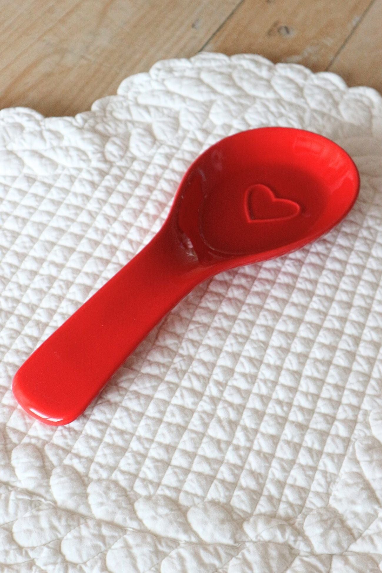 Luxe Lodge Arama Arama - Poggiamestolo in ceramica rossa con cuoricino | Luxe Lodge