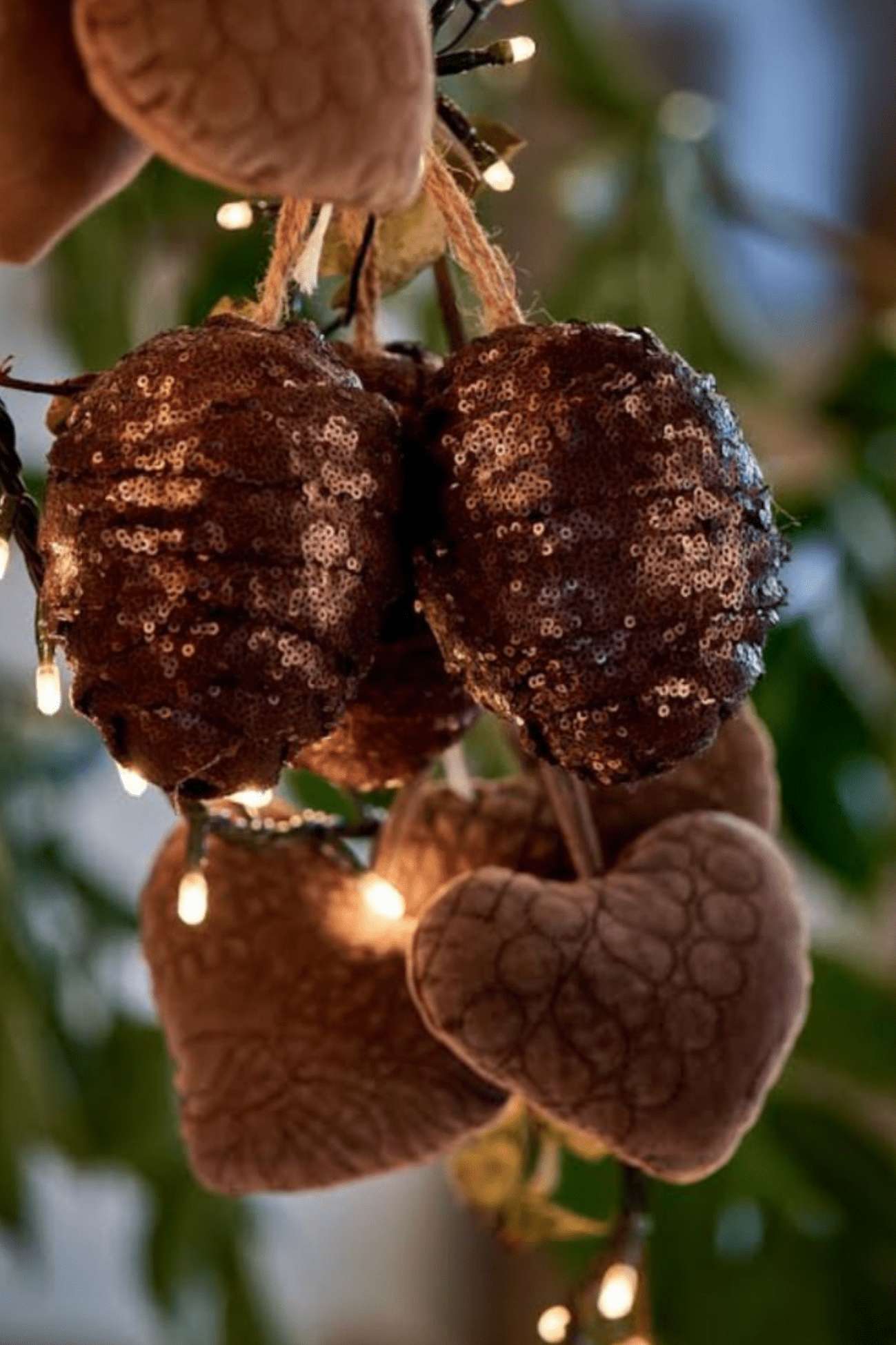 Luxe Lodge Crochet Crochet - Ciondolo decorativo fatto a mano a forma di pigna con paillettes | Luxe Lodge