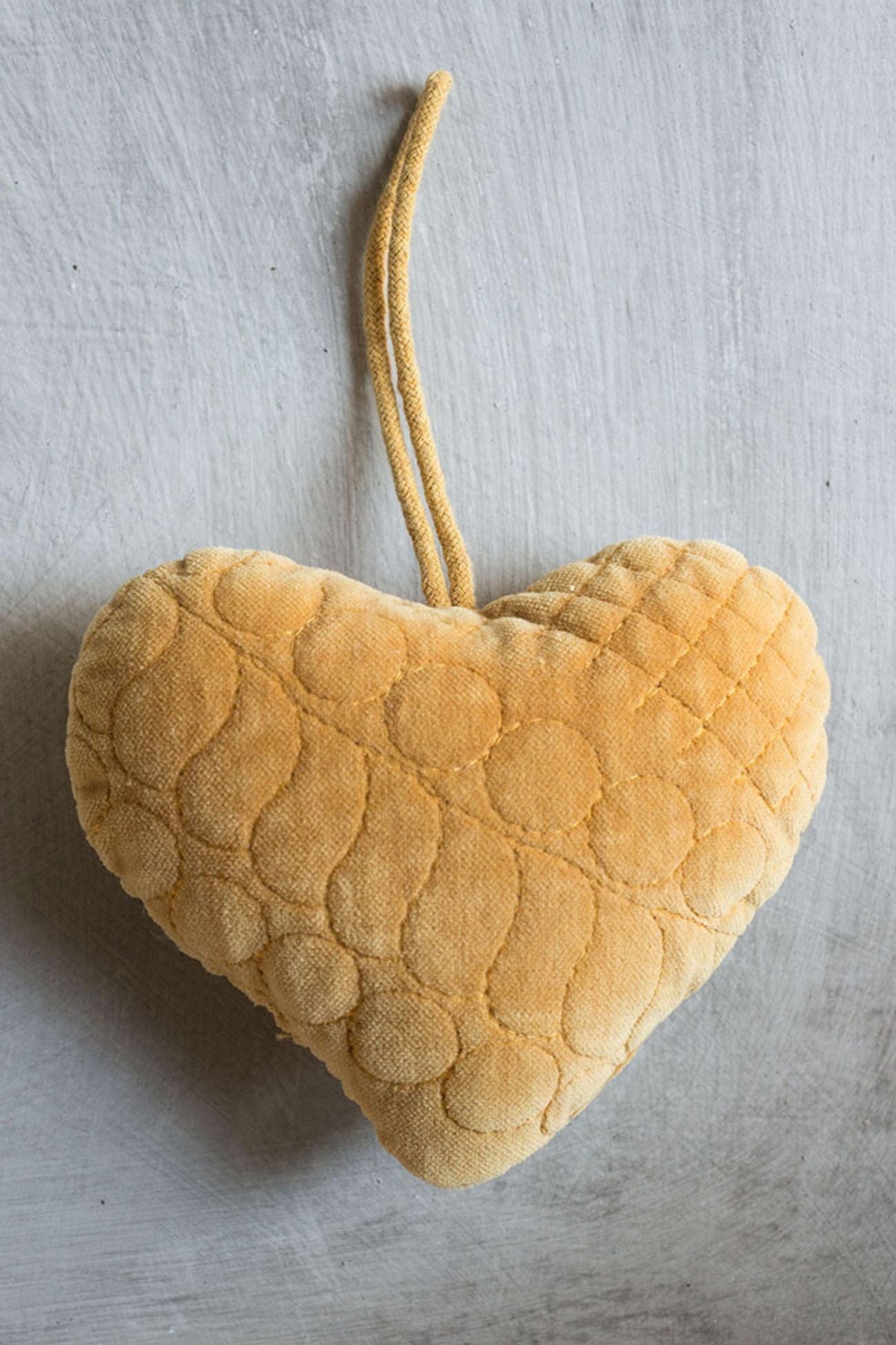 Luxe Lodge Lanelle Lanelle - Ciondolo a forma di cuore in velluto giallo | Luxe Lodge