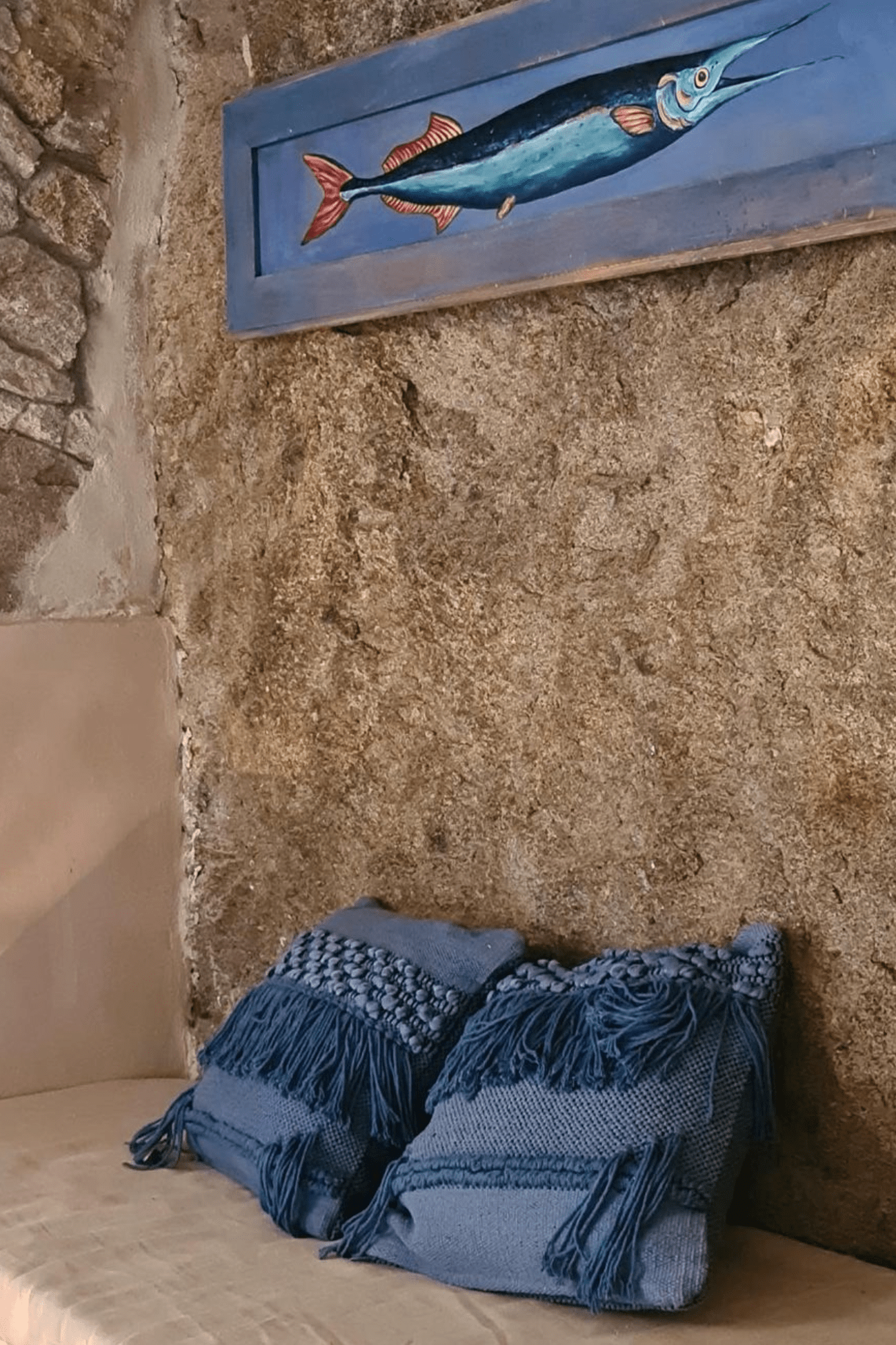 Luxe Lodge Rebi Cuscino arredo blu imbottito in cotone con frange in stile boho