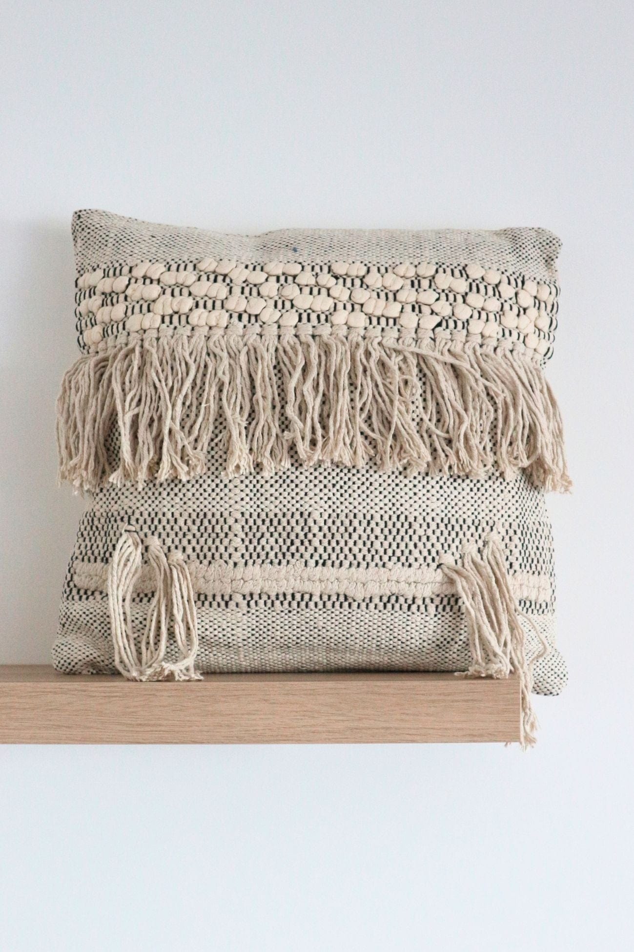 Luxe Lodge Rebi Rebi - Cuscino arredo beige imbottito in cotone con frange in stile boho | Luxe Lodge