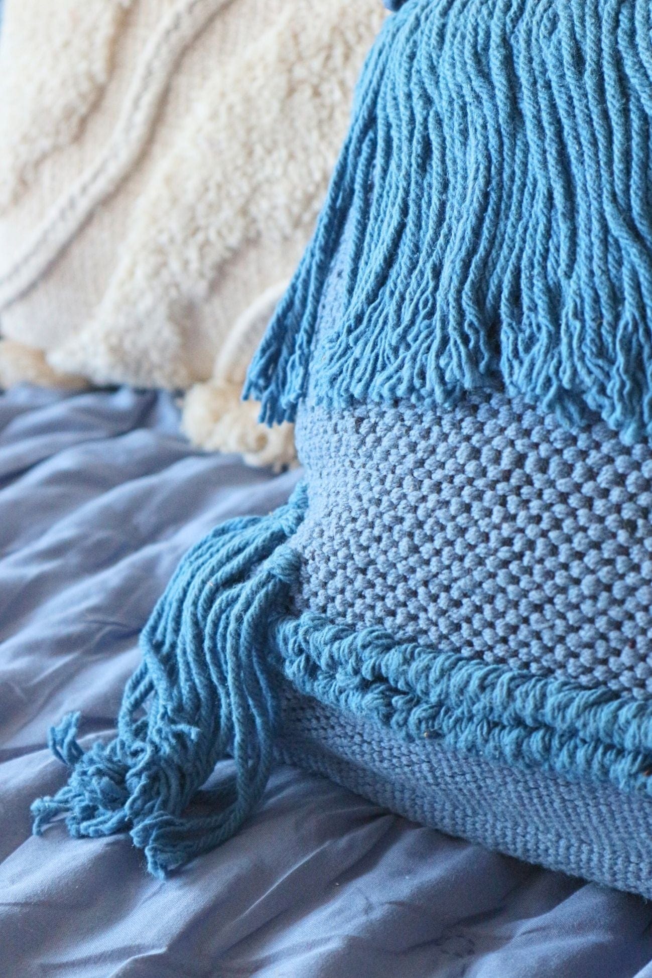 Luxe Lodge Rebi Rebi - Cuscino arredo blu imbottito in cotone con frange in stile boho | Luxe Lodge