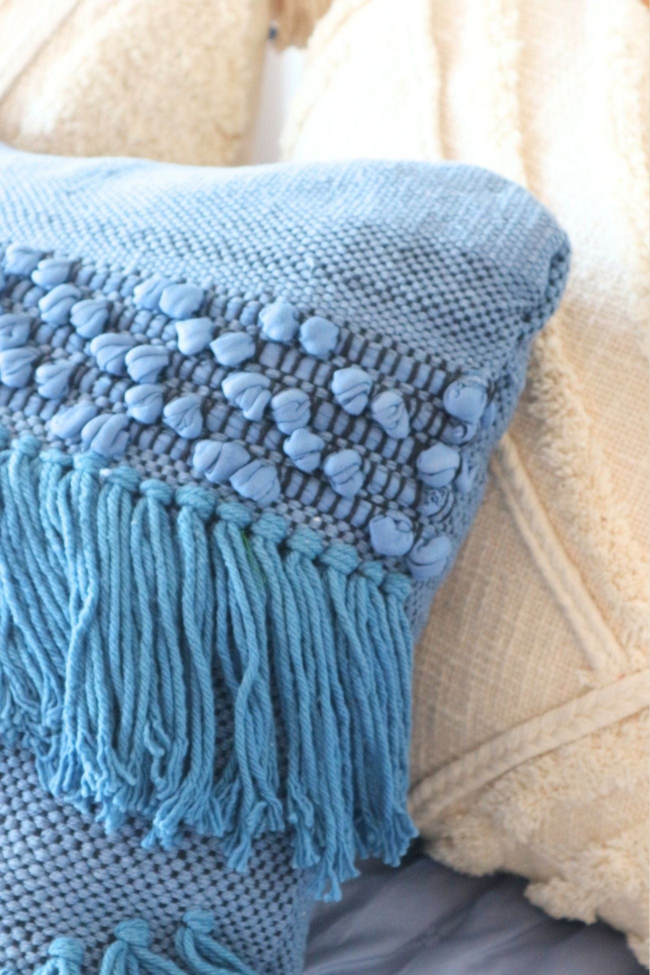 Luxe Lodge Rebi Rebi - Cuscino arredo blu imbottito in cotone con frange in stile boho | Luxe Lodge