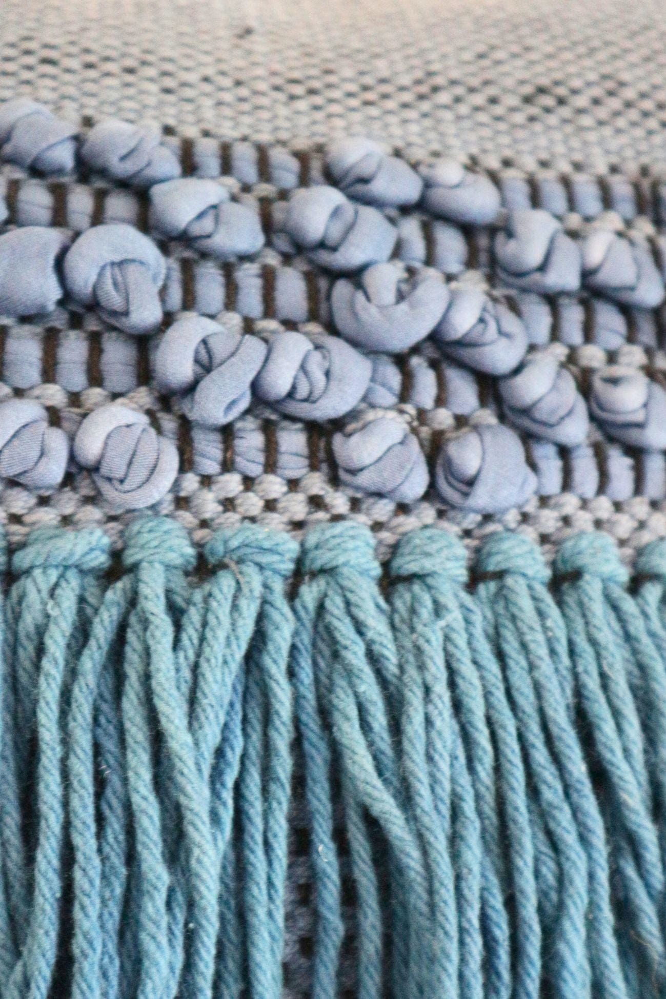 Luxe Lodge Rebi Rebi - Cuscino arredo blu imbottito in cotone con frange in stile boho | Luxe Lodge