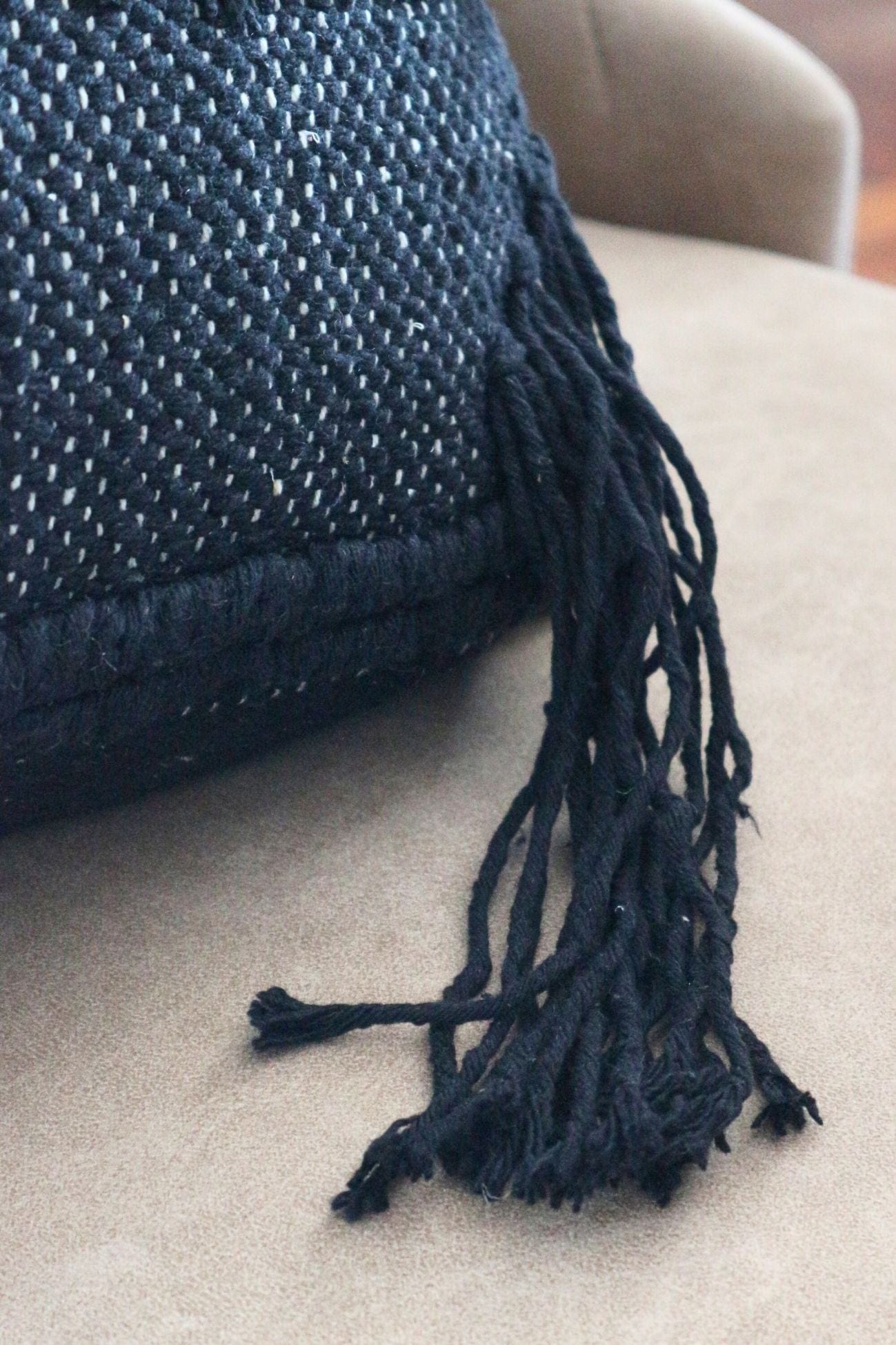 Luxe Lodge Rebi Rebi - Cuscino arredo nero imbottito in cotone con frange in stile boho | Luxe Lodge