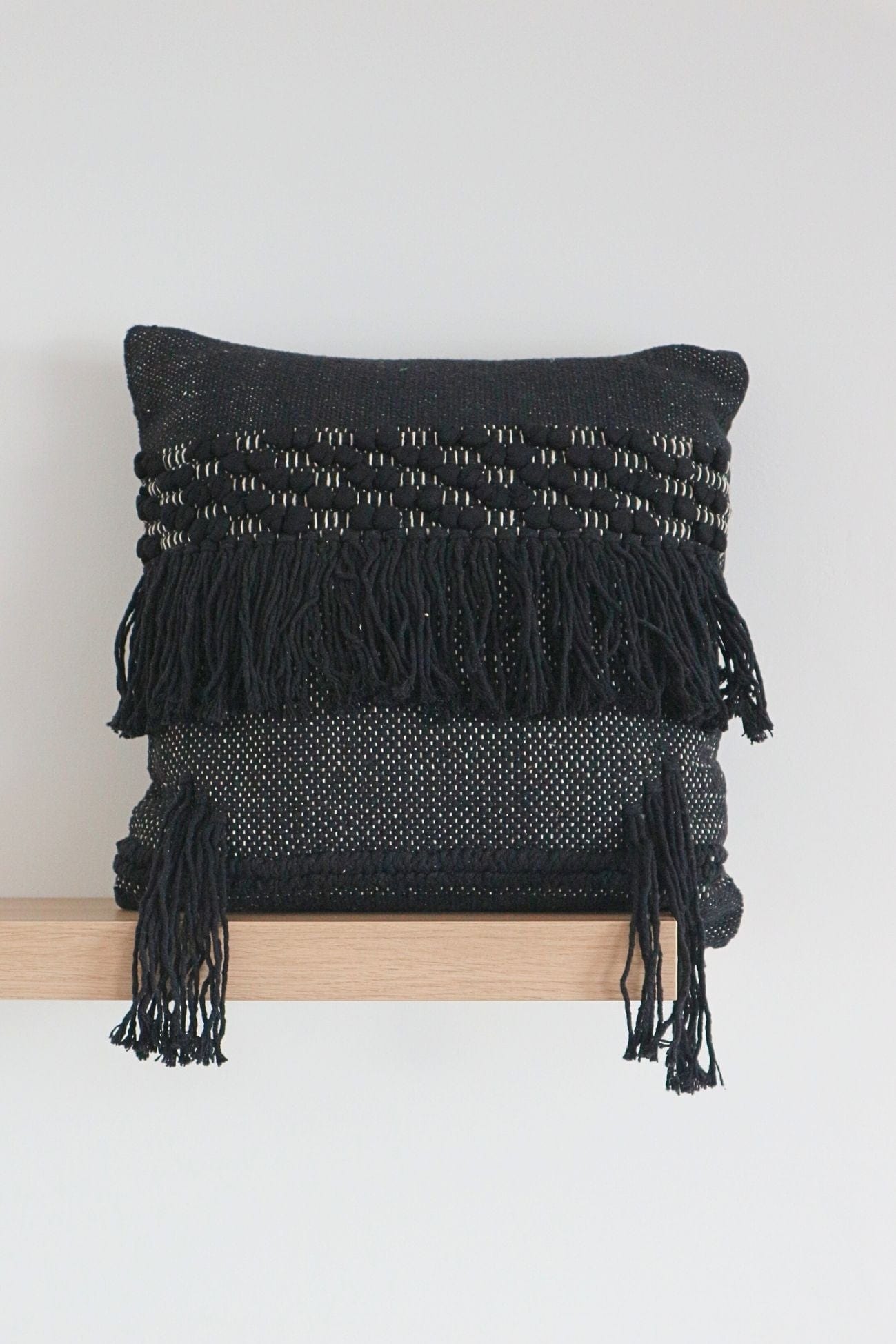 Luxe Lodge Rebi Rebi - Cuscino arredo nero imbottito in cotone con frange in stile boho | Luxe Lodge
