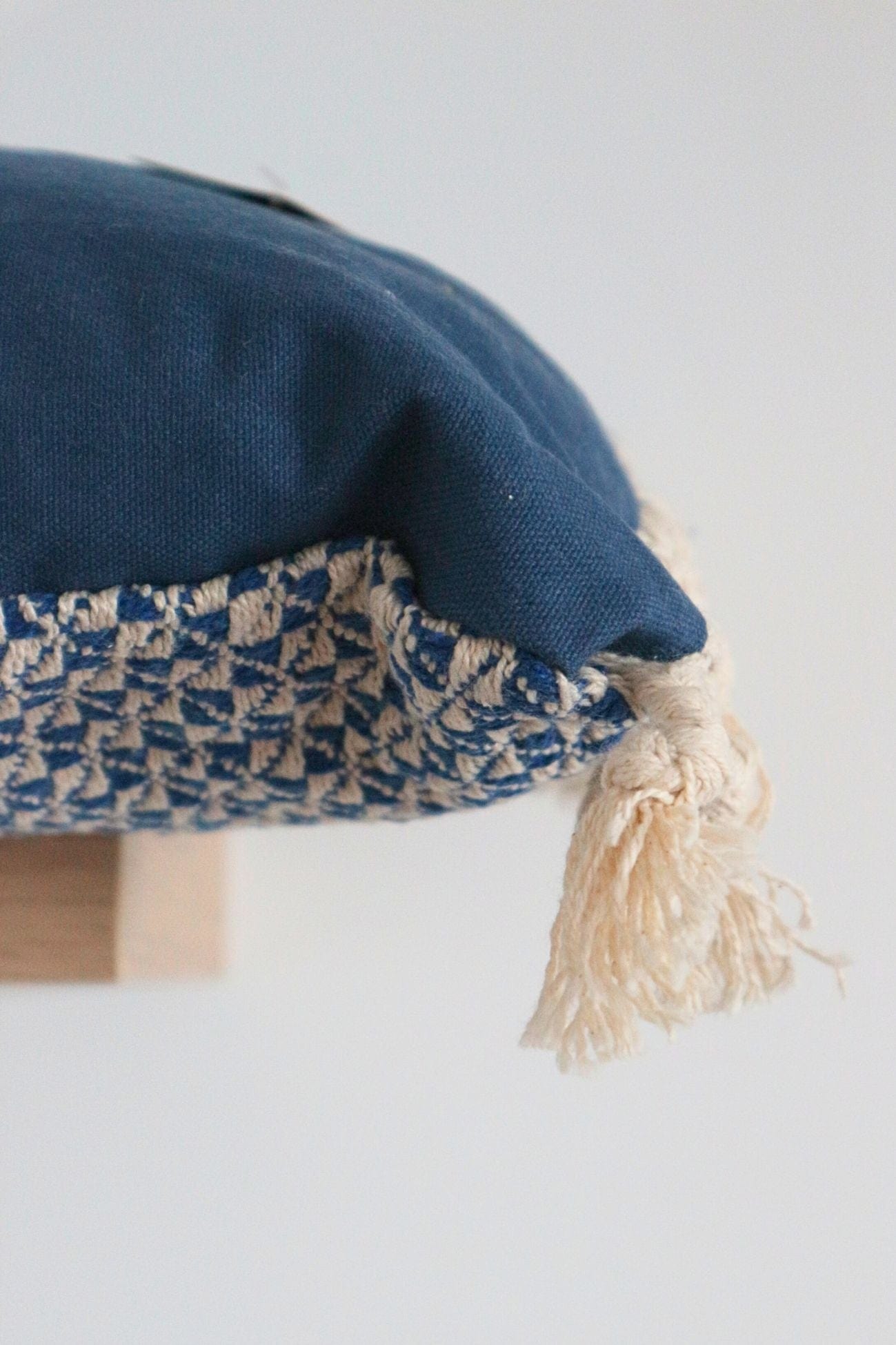 Novità Home Jaquard Jaquard - Cuscino arredo in cotone bianco e blu con nappette | Novità Home