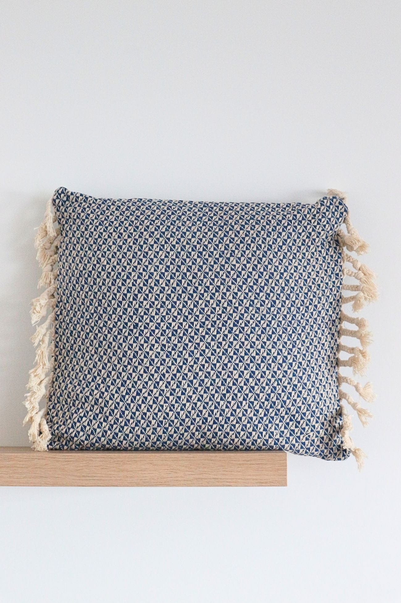 Novità Home Jaquard Jaquard - Cuscino arredo in cotone bianco e blu con nappette | Novità Home