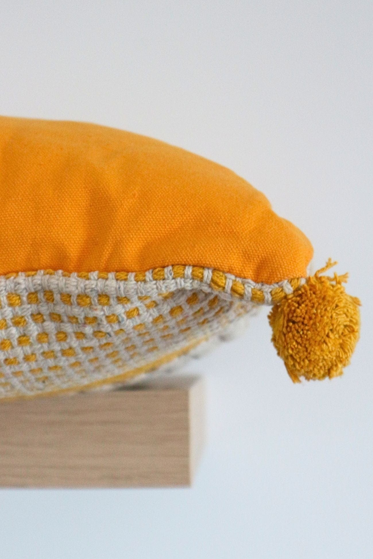 Novità Home Pon Pon Pon Pon - Cuscino arredo imbottito in cotone con pon pon gialli | Novità Home