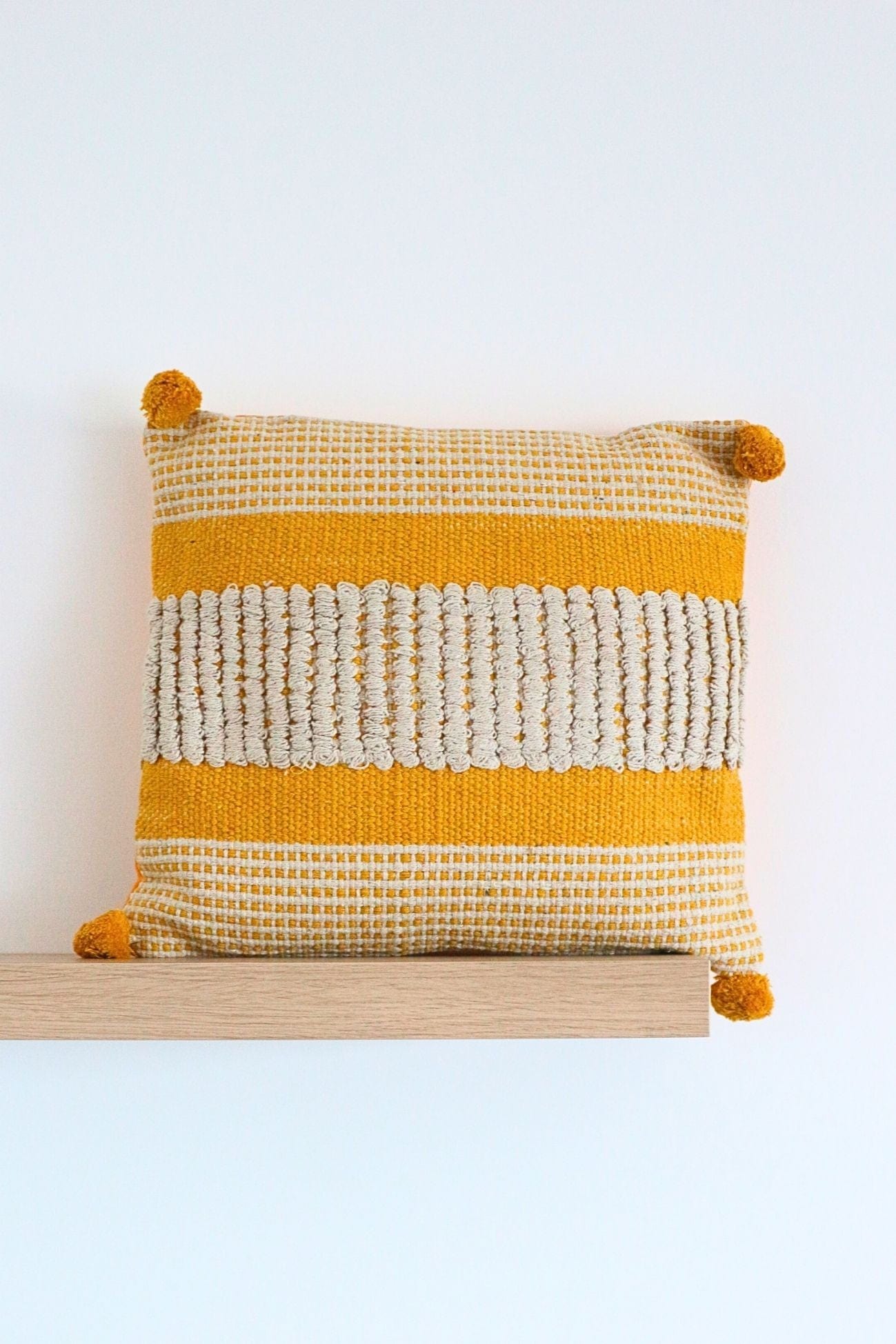 Novità Home Pon Pon Pon Pon - Cuscino arredo imbottito in cotone con pon pon gialli | Novità Home