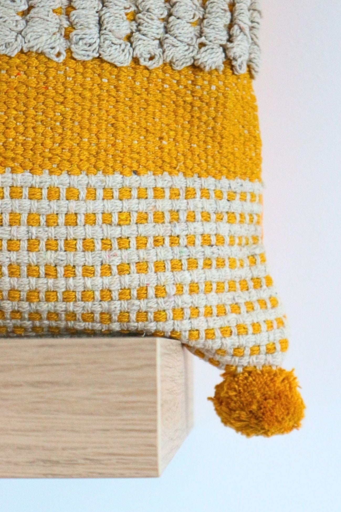 Novità Home Pon Pon Pon Pon - Cuscino arredo imbottito in cotone con pon pon gialli | Novità Home