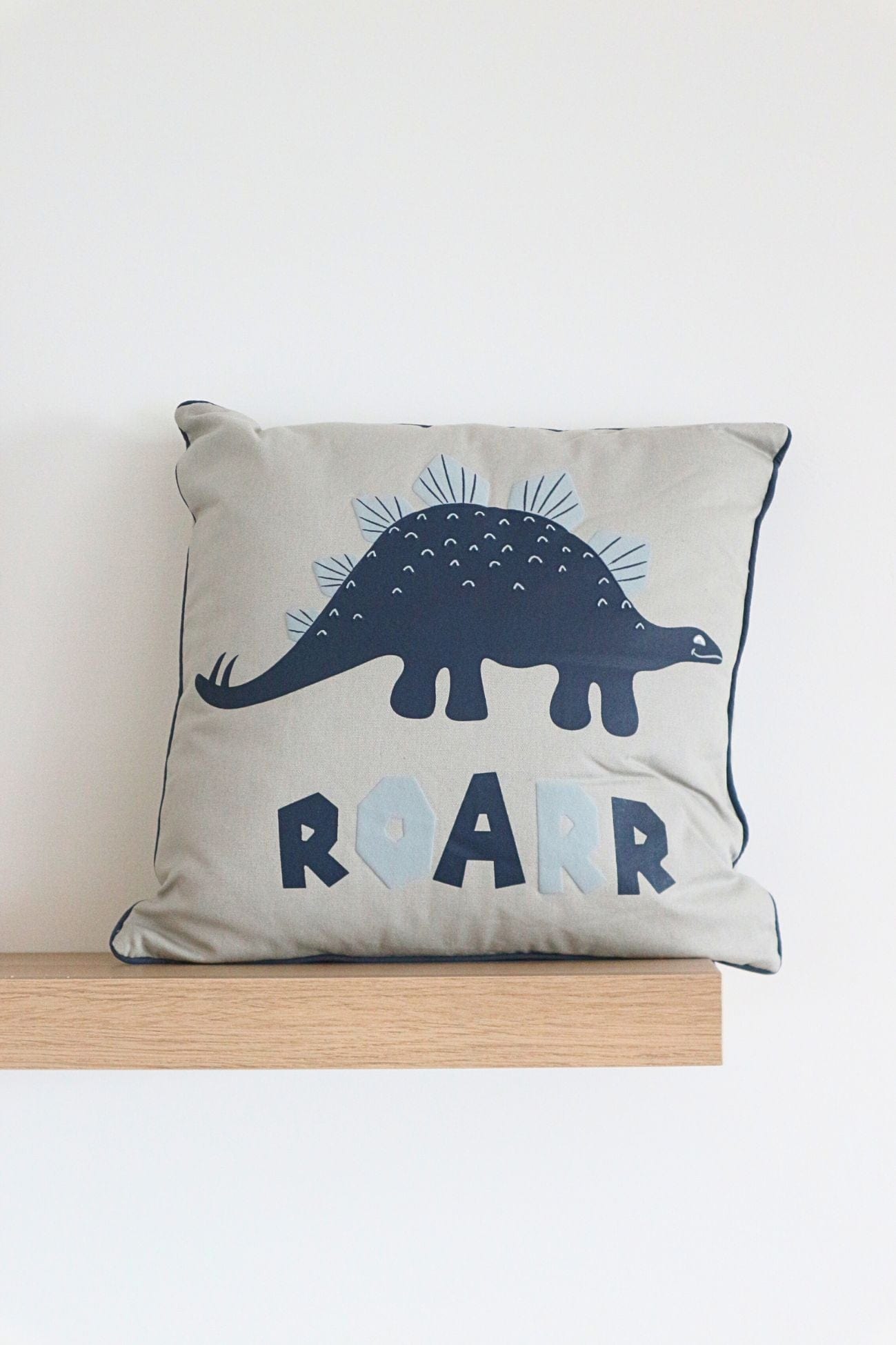 Novità Home Roarr Roarr - Cuscino arredo in cotone con dinosauro per bambini | Novità Home