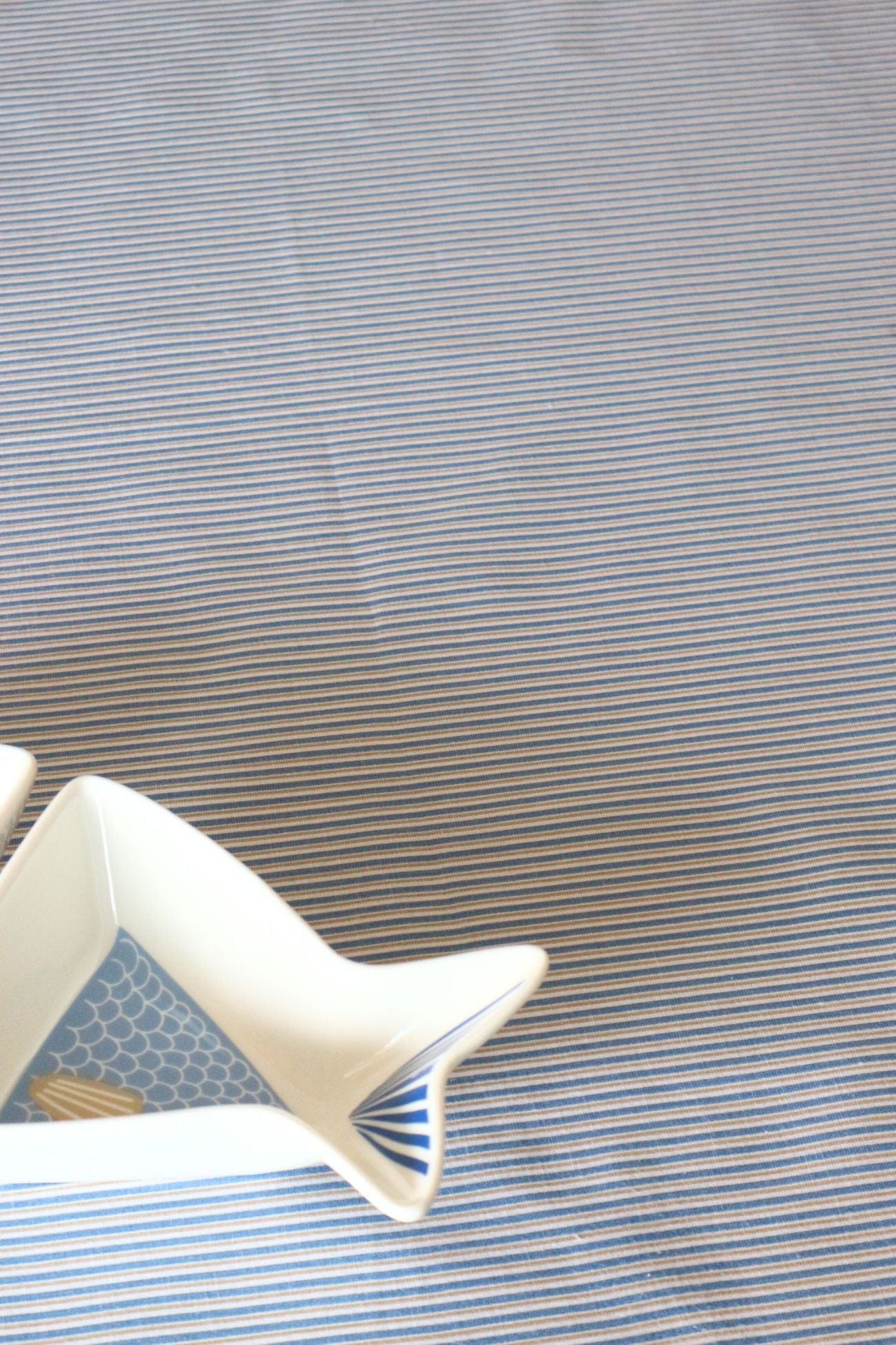 Nuvole di Stoffa Glauco Glauco - Tovaglietta a forma di conchiglia bianca e azzurra | Nuvole di Stoffa