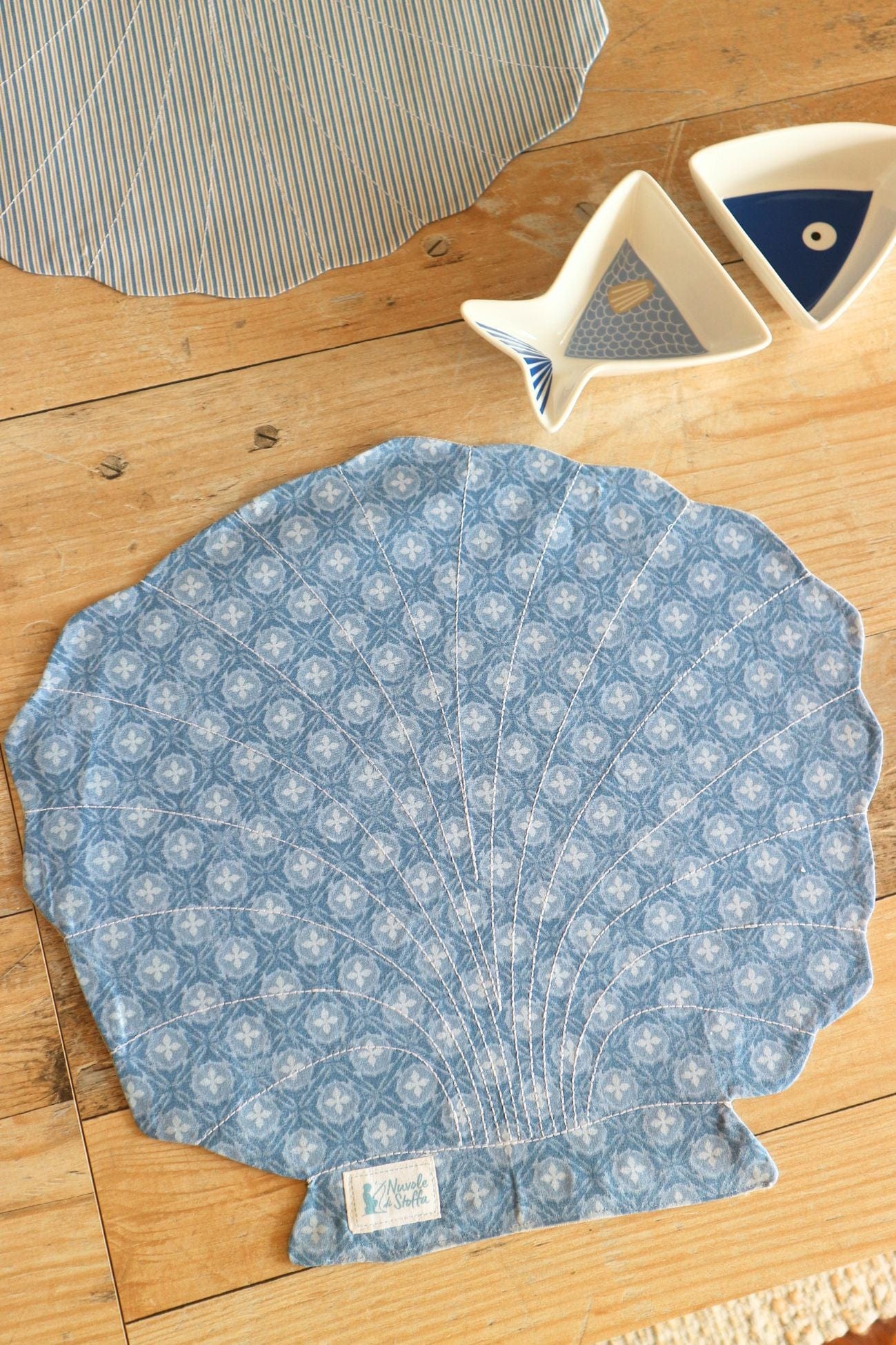 Nuvole di Stoffa Glauco Glauco - Tovaglietta a forma di conchiglia bianca e azzurra | Nuvole di Stoffa