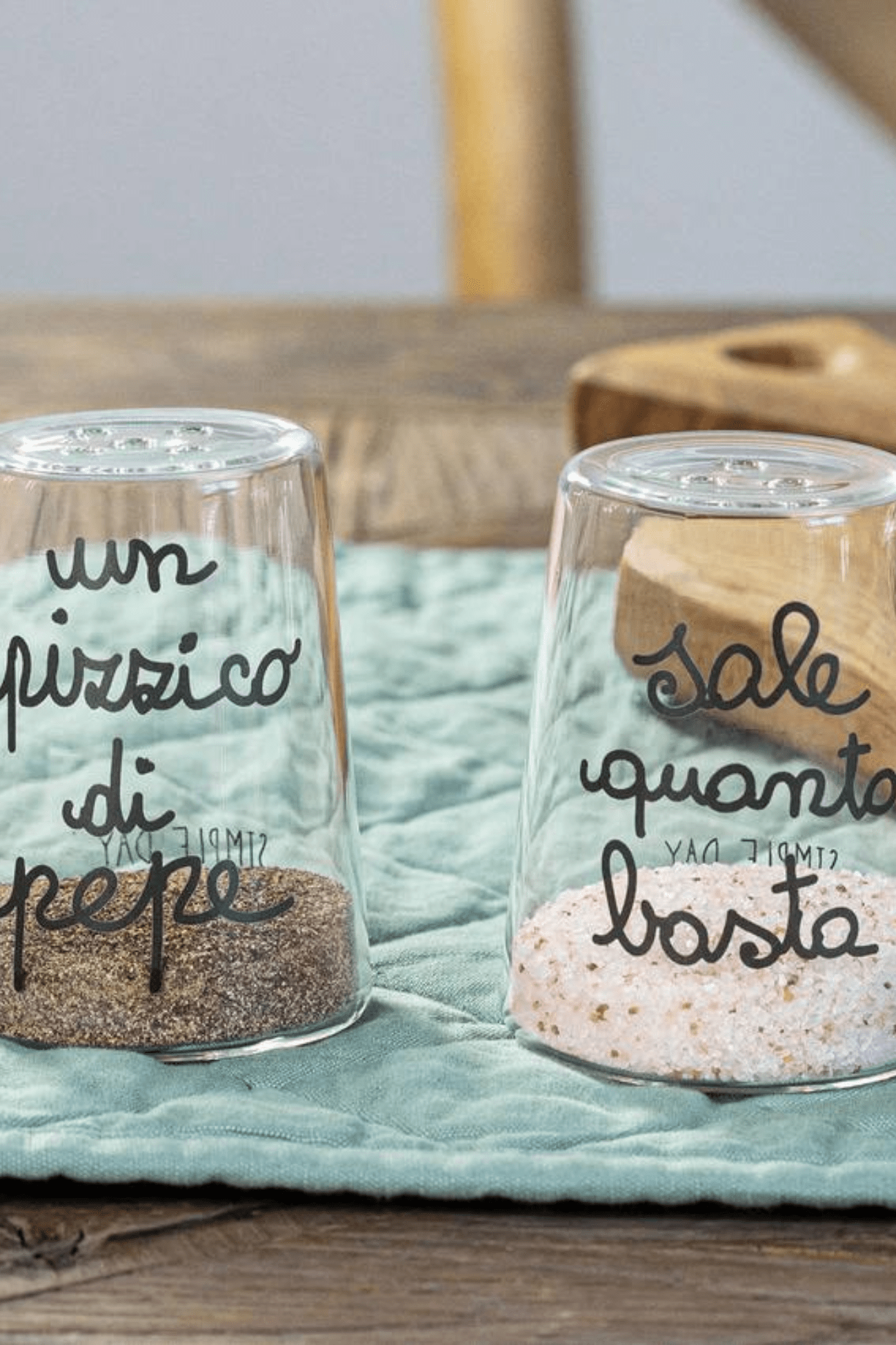 Simple Day Sale Quanto Basta - Un Pizzico Di Pepe Sale Quanto Basta - Un Pizzico Di Pepe - Set sale e pepe in vetro borosilicato con scritta decorativa | Simple Day