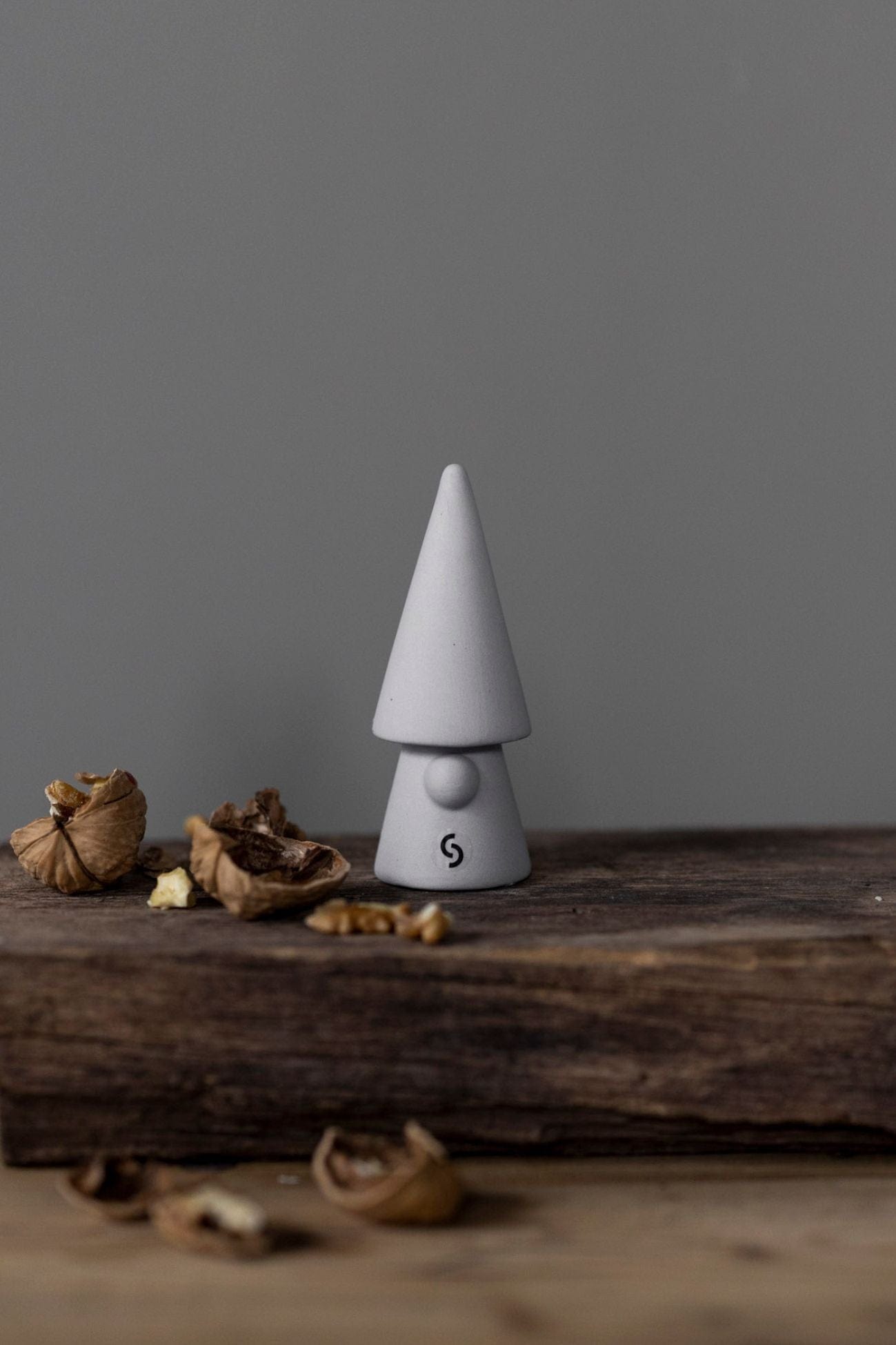 Storefactory Scandinavia Evert Evert - Gnomo natalizio piccolo in ceramica opaca bianca | Storefactory Scandinavia