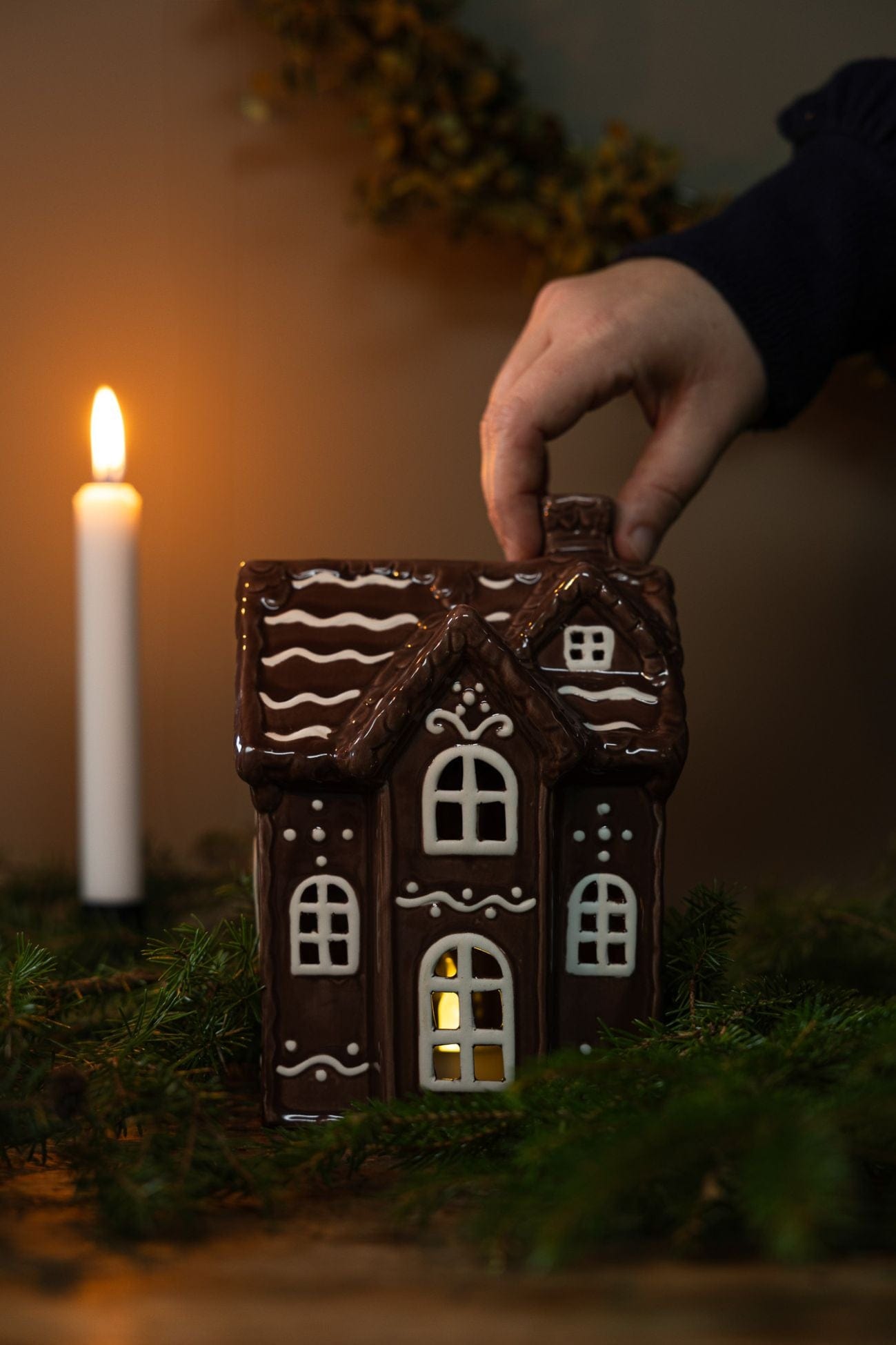 Storefactory Scandinavia Julbyn Julbyn - Casetta decorativa in ceramica lucida cioccolato n. 4 | Storefactory Scandinavia