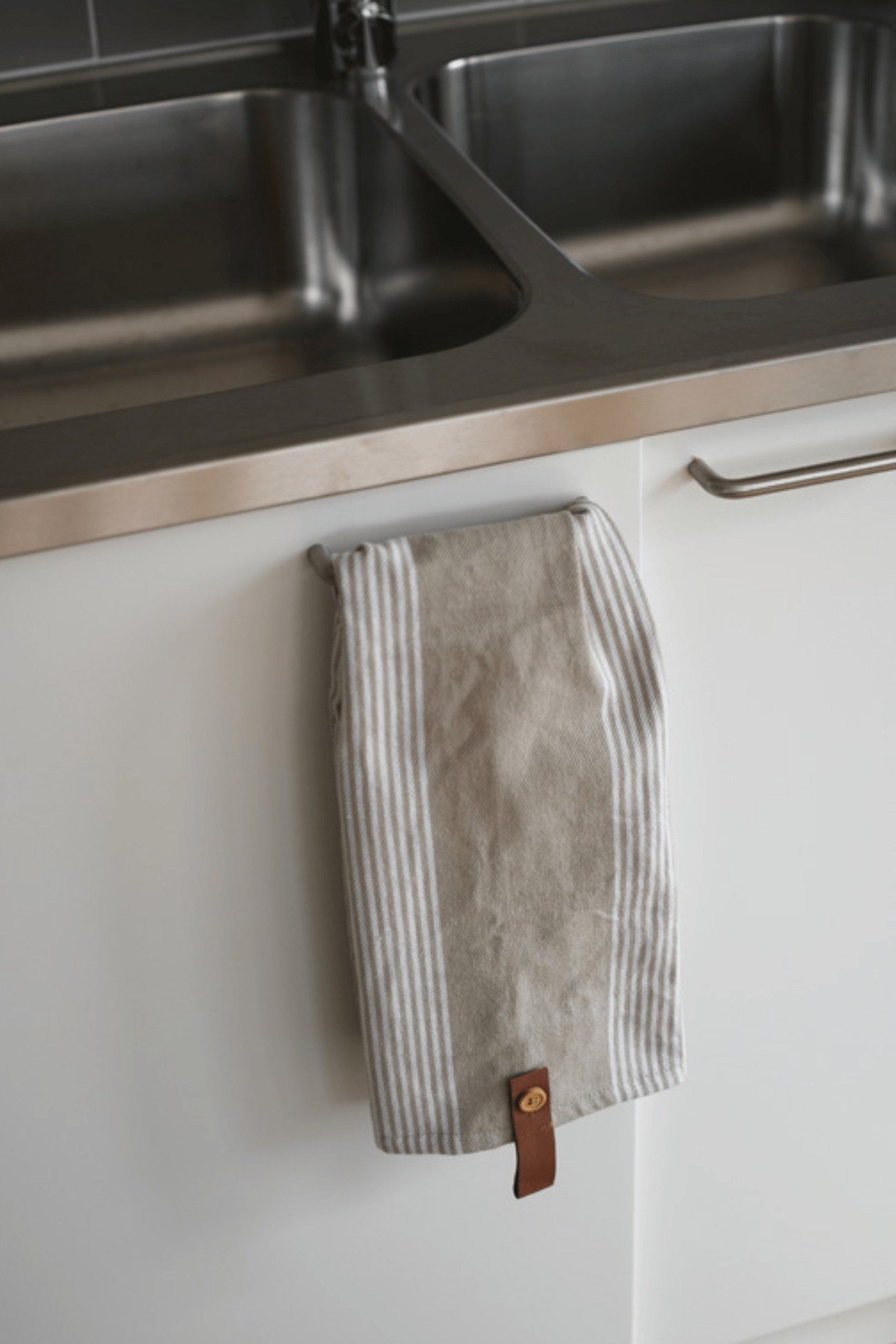 Storefactory Scandinavia Utveda Strofinaccio in cotone biologico tortora/bianco