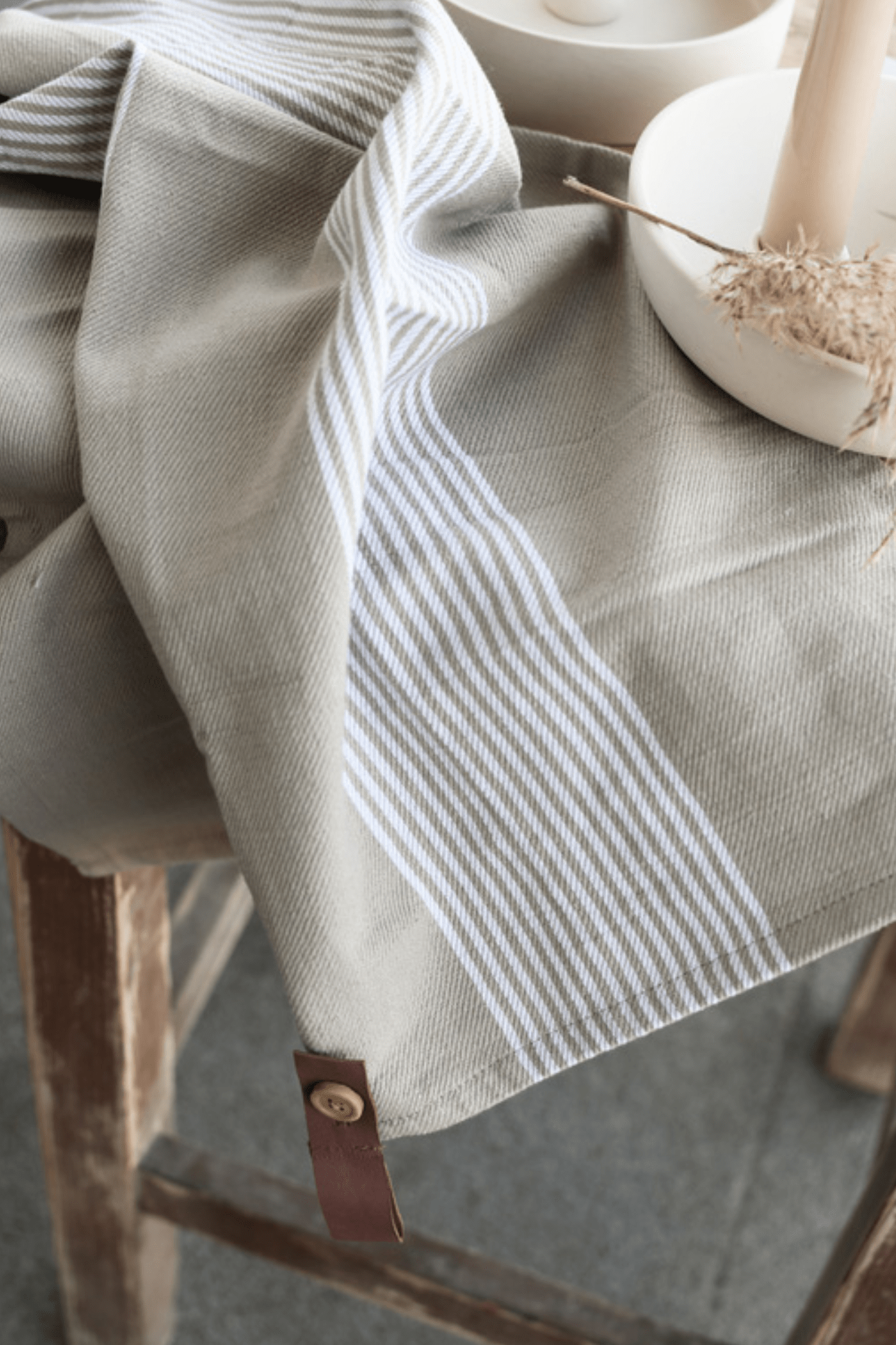 Storefactory Scandinavia Utveda Strofinaccio in cotone biologico tortora/bianco