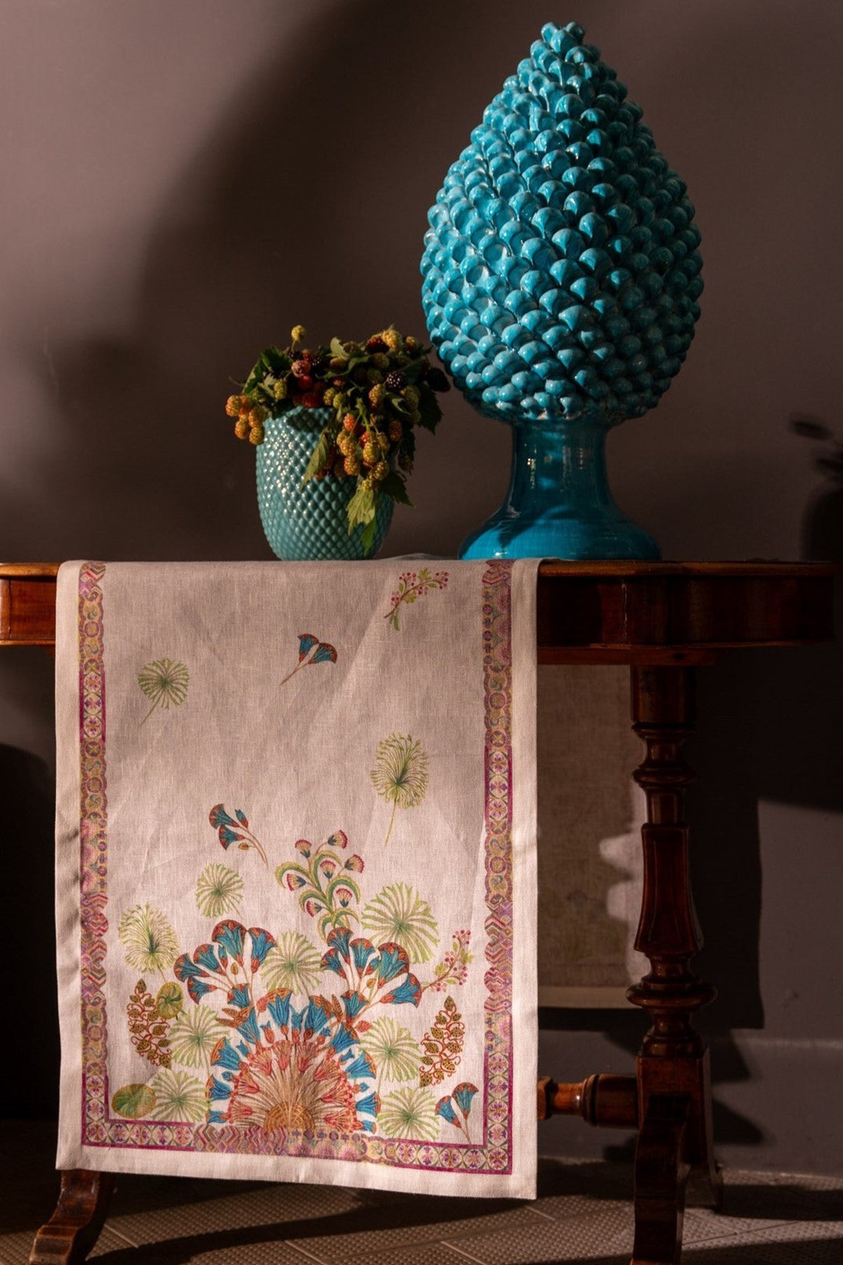 Papyro Runner - Tessitura Toscana Telerie, ambientazione con vaso e pigna decorativa